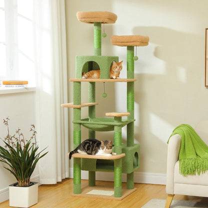 chat roux dans la niche supérieure et chat tigré et blanc sur une plateforme d’un arbre à chat vert et beige.