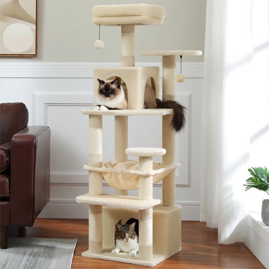  deux chats dans les niches d’un arbre à chat beige avec plateformes, panier suspendu et balles pendantes.